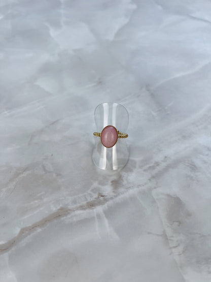 Ring met ovale gekleurd steentje