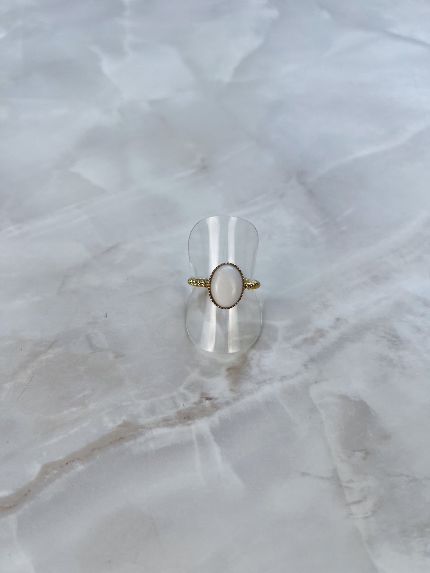 Ring met ovale gekleurd steentje