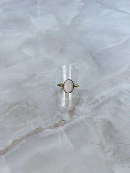 Ring met ovale gekleurd steentje