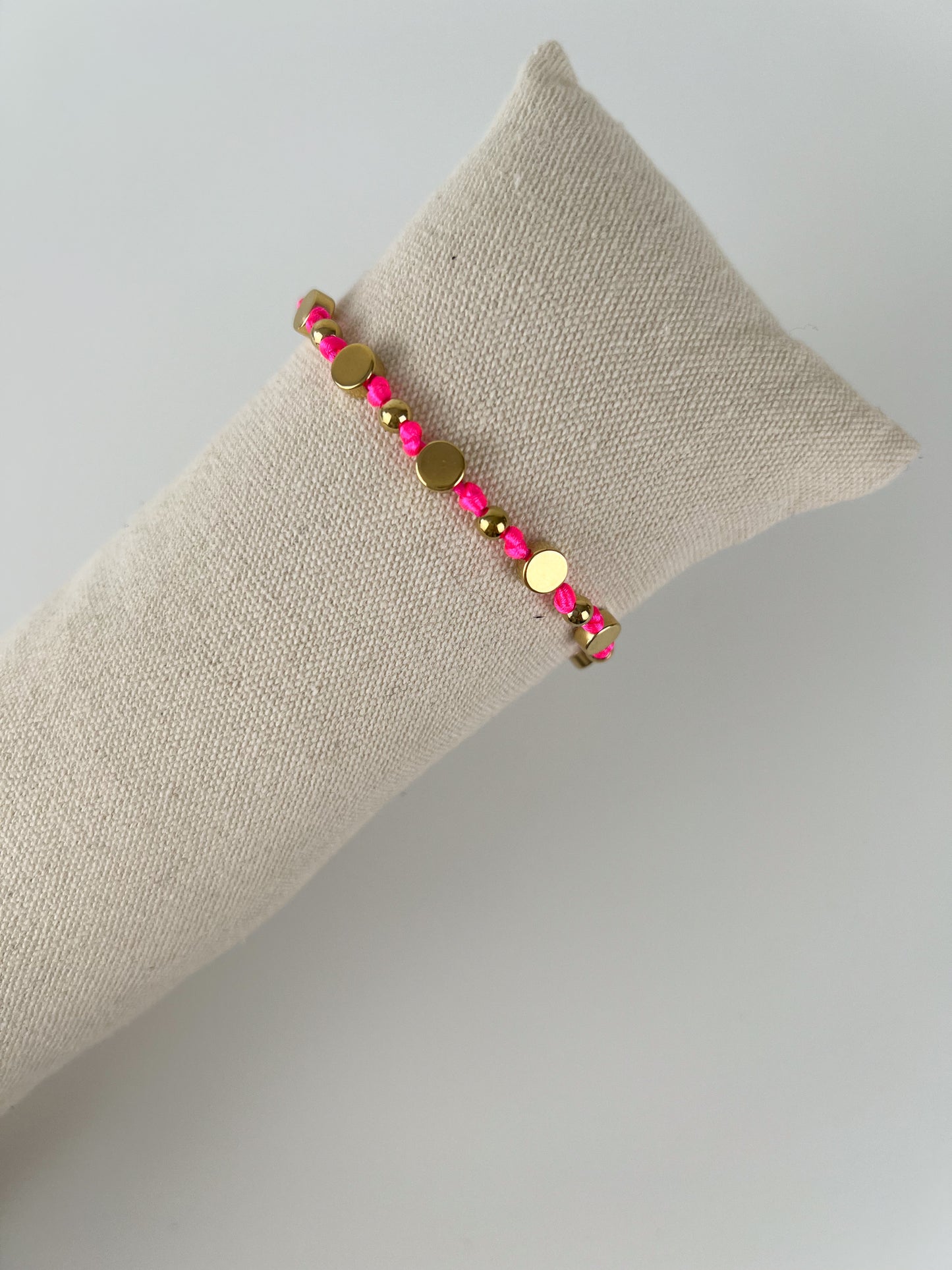 Armband gekleurde stof met balletjes