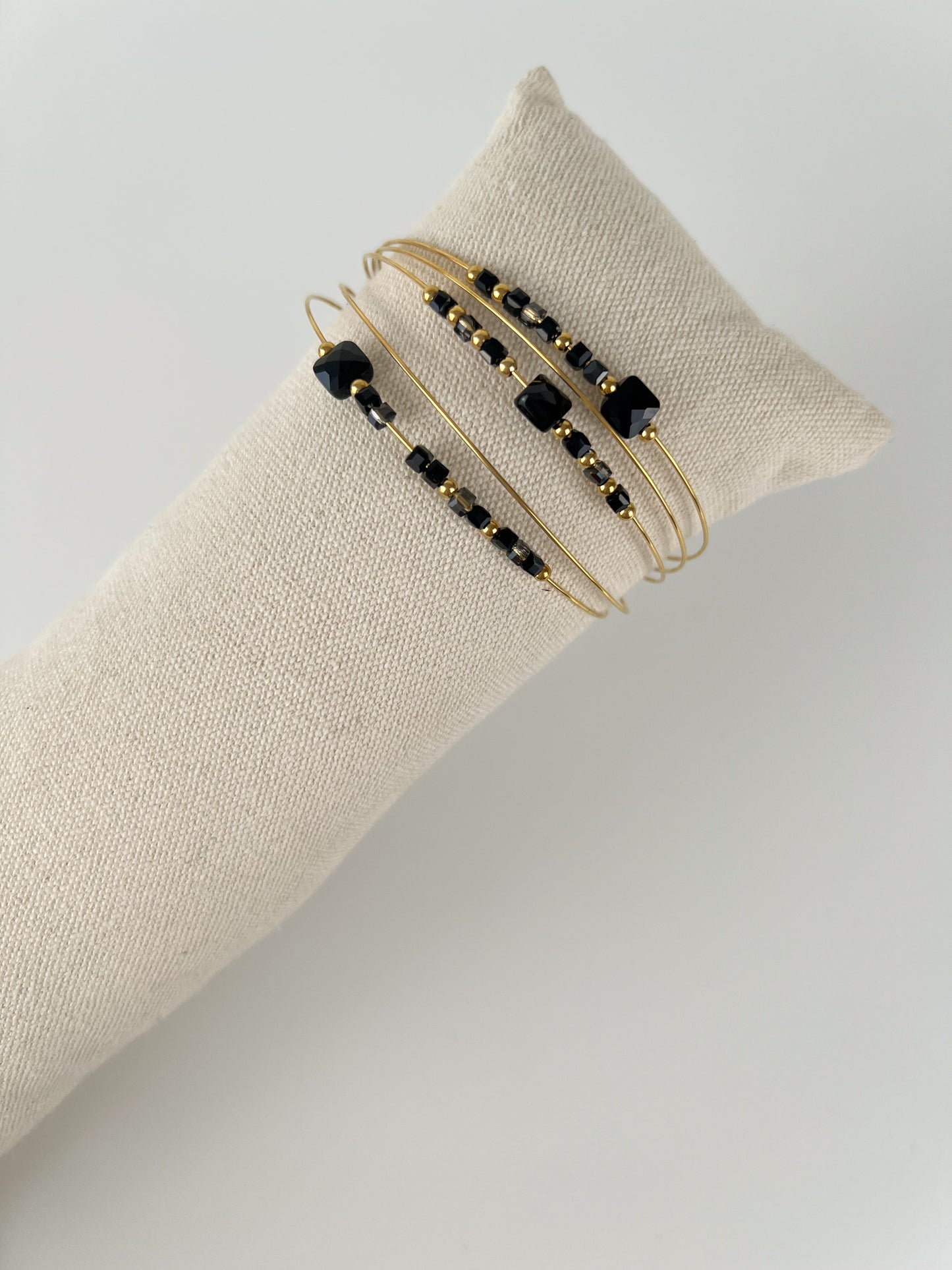 Armband statisch meerdere lagen met steentjes en sluiting