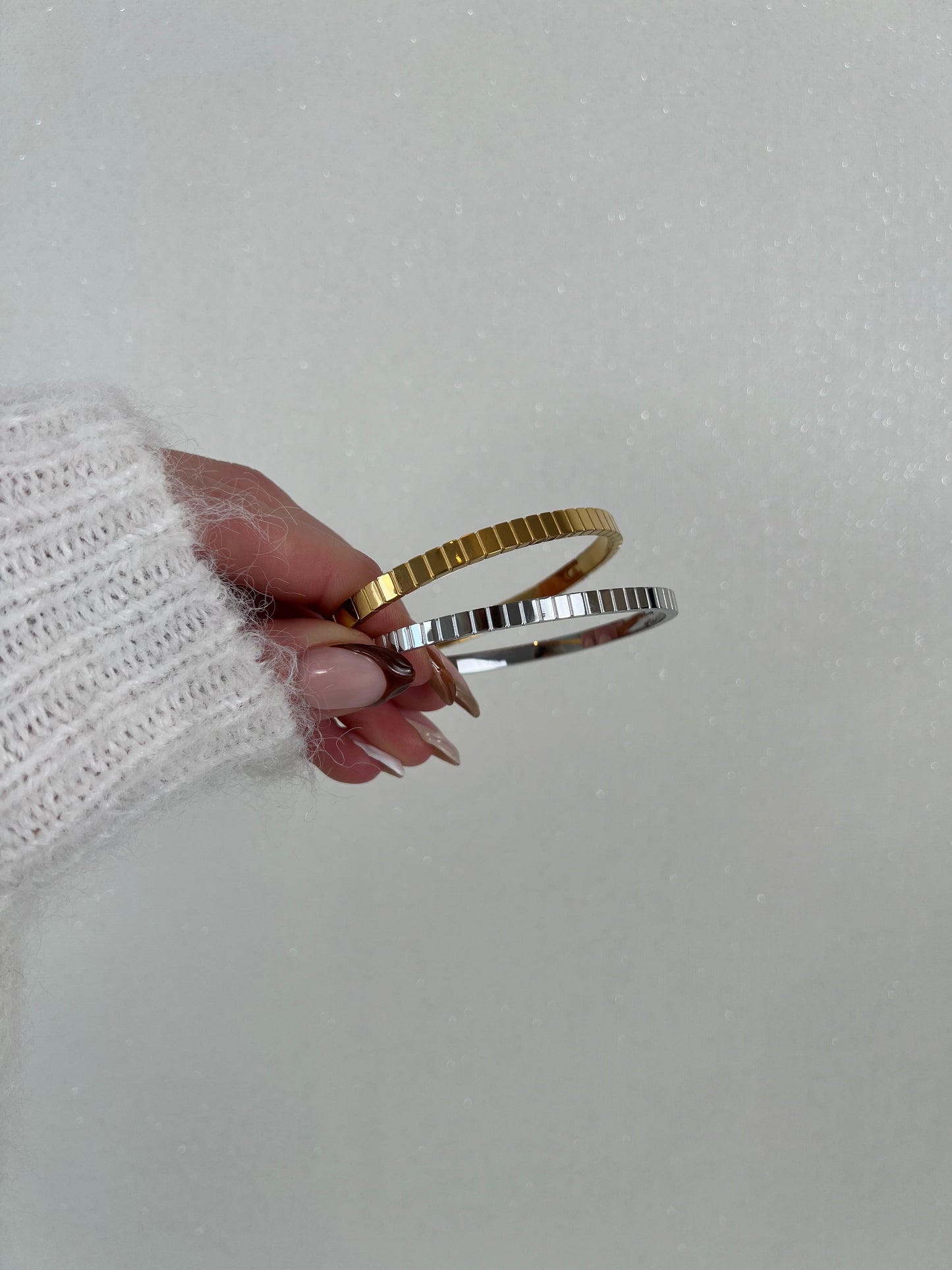 Grooved click bangle