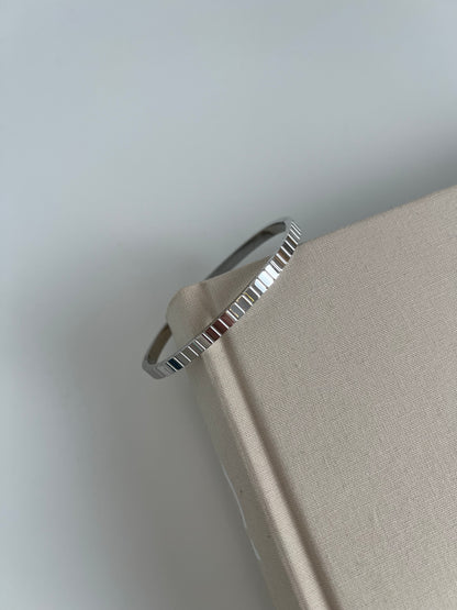 Grooved click bangle