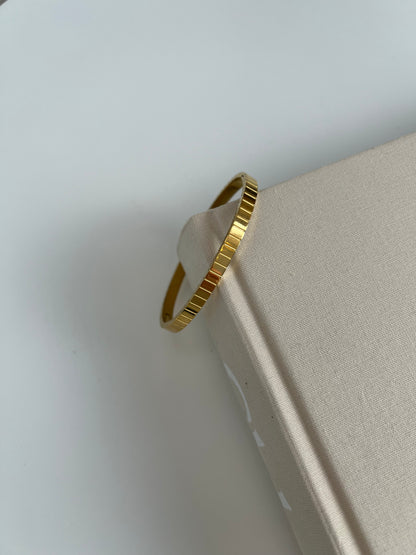 Grooved click bangle