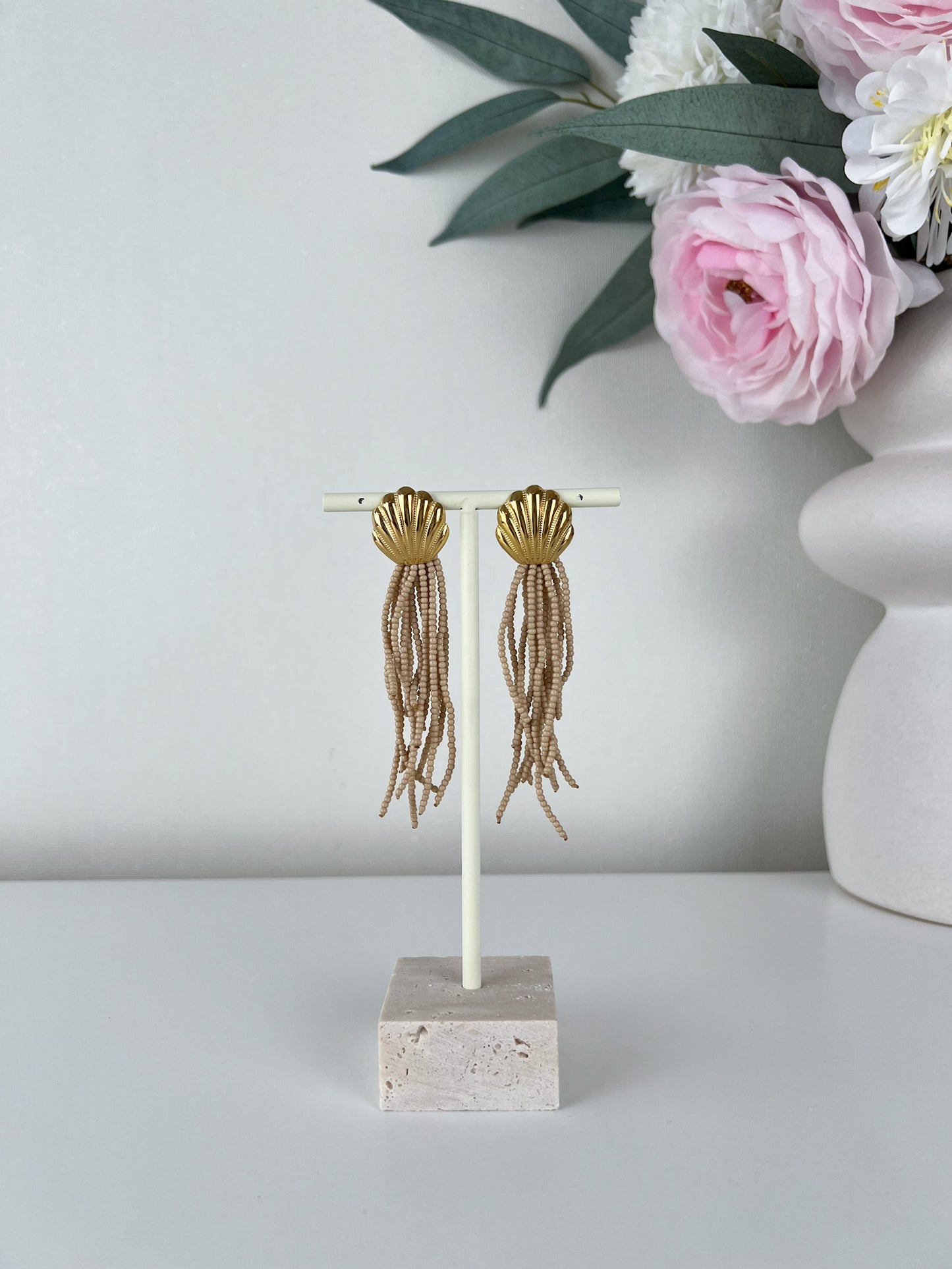 Statement schelp oorbellen met kraaltjes