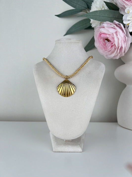 Ketting met touw en schelp bedel