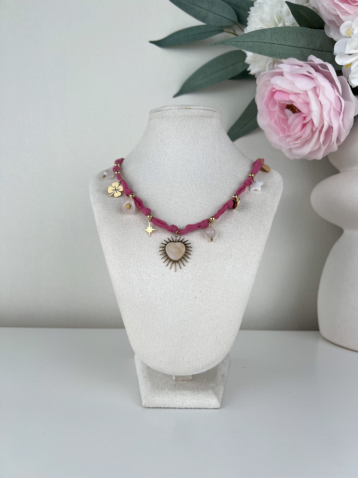 Ketting met gekleurde stof en bedels