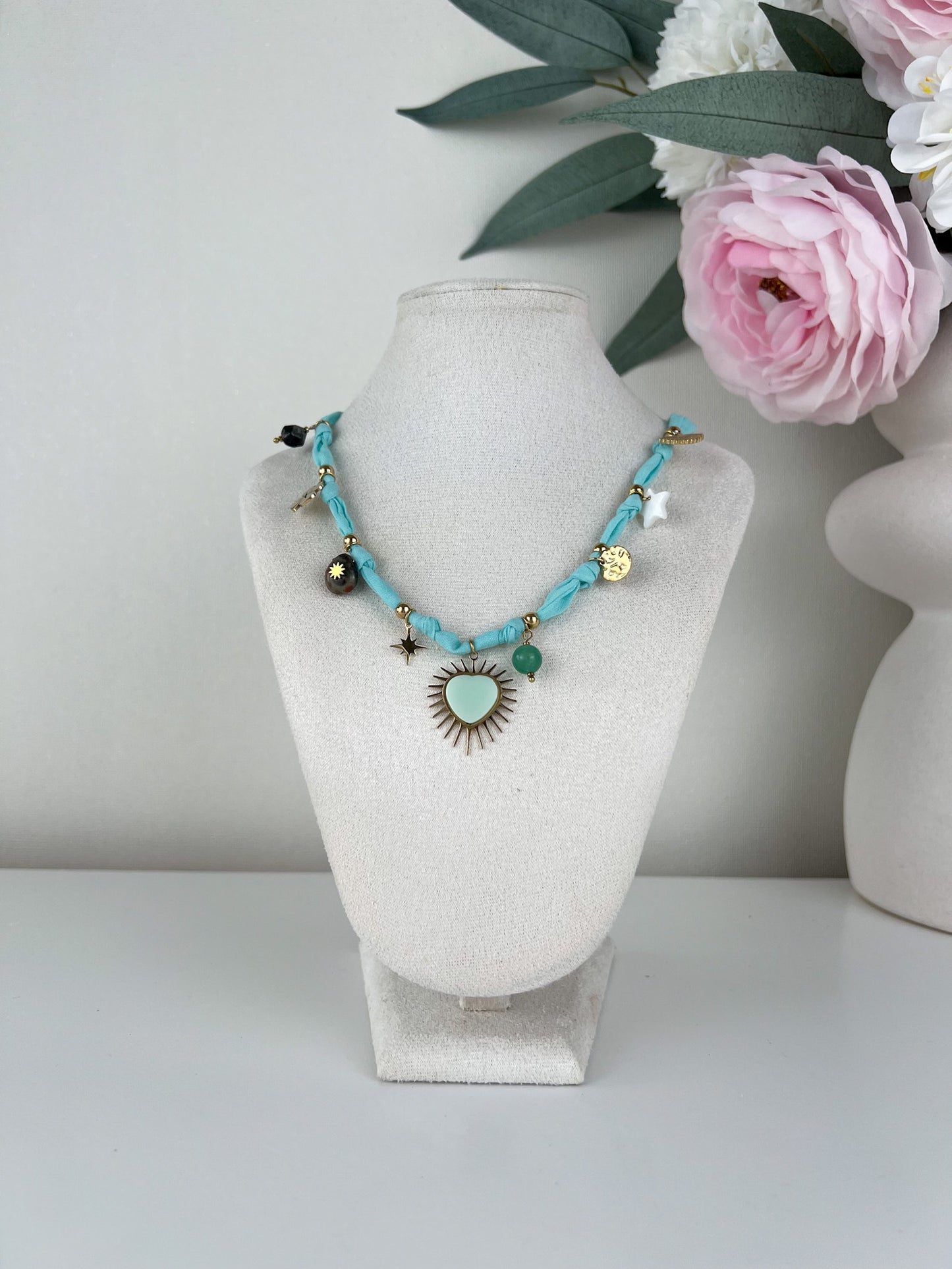 Ketting met gekleurde stof en bedels