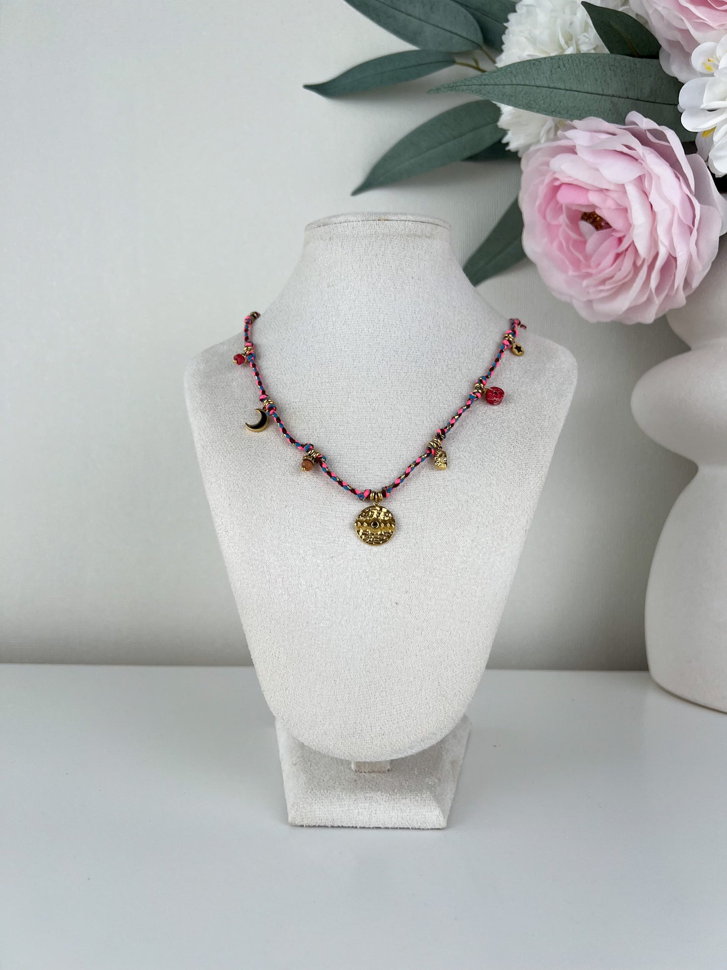 Ketting met meerdere kleuren stof en bedels