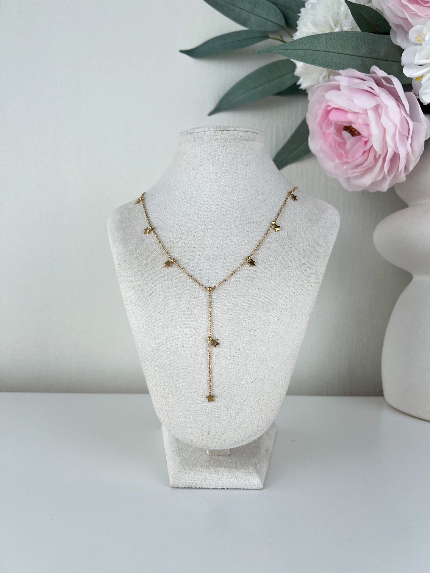 Fijne ketting sterretjes in een V
