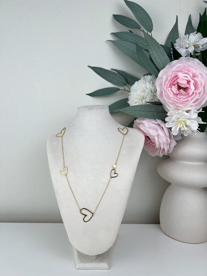 Lange ketting met open en dichte hartjes