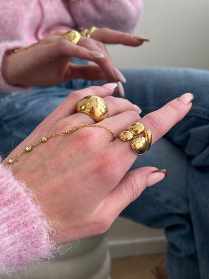 Ring four knots