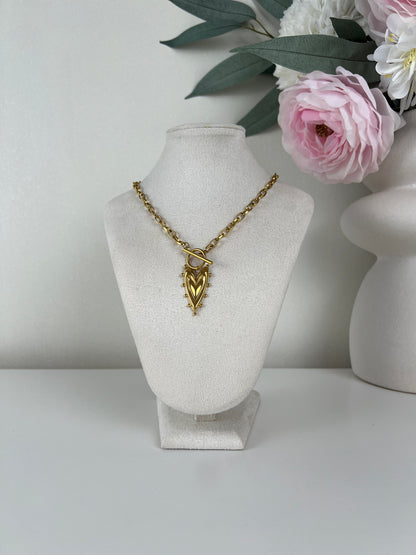 Ketting met voorsluiting en hangend hart bedel