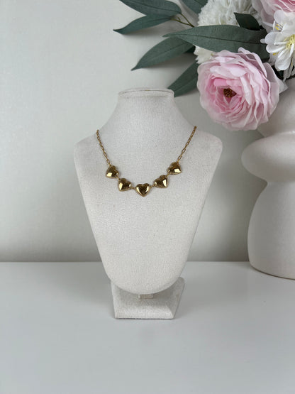 Schakel ketting met 5 hangende hartjes