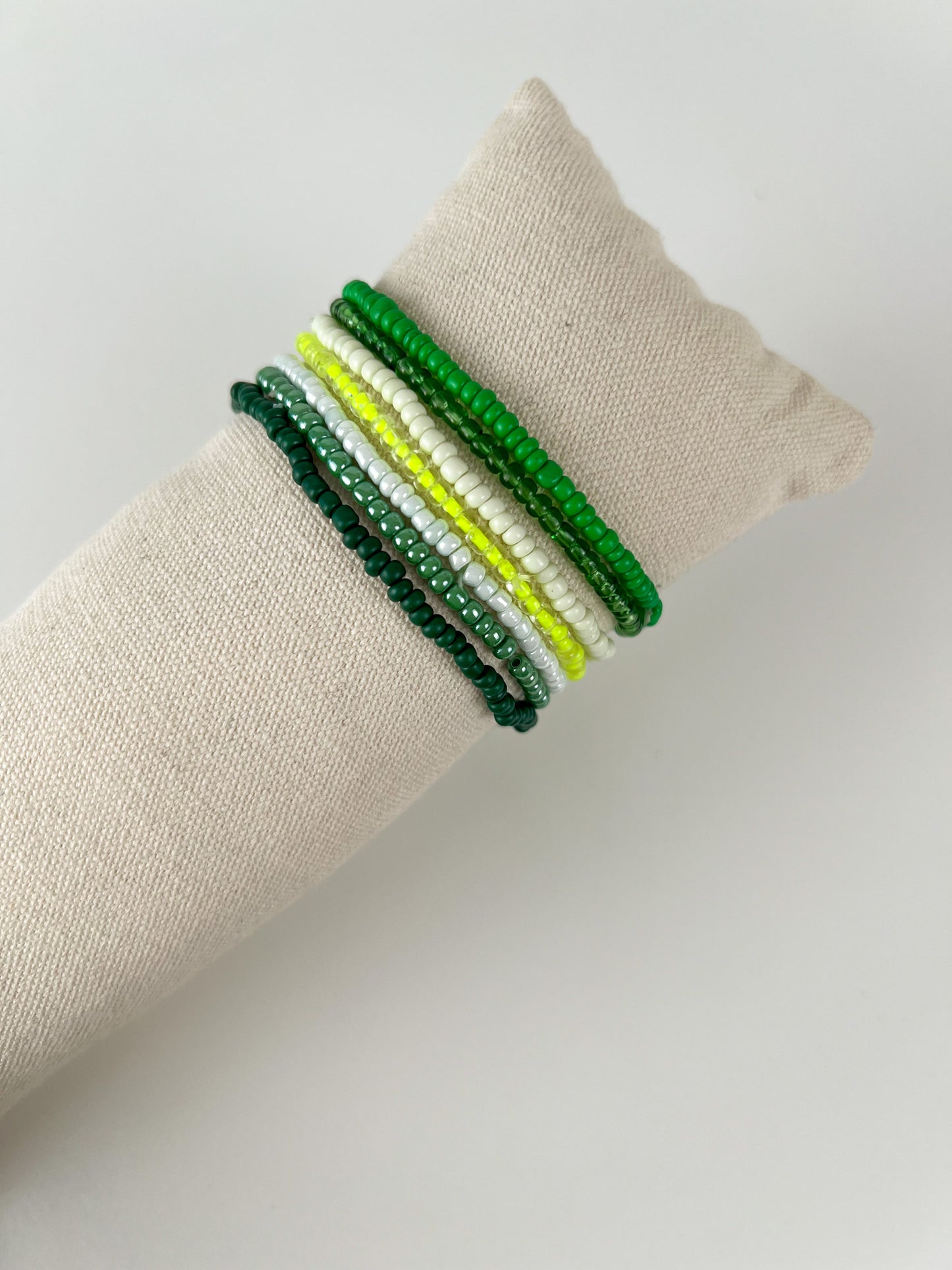 Grote set elastisch armbandjes met kleur kraaltjes