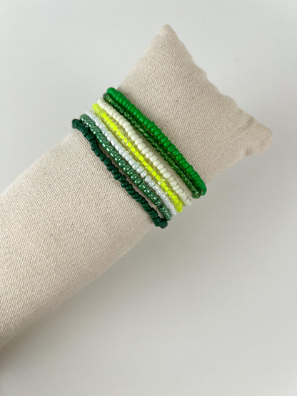 Grote set elastisch armbandjes met kleur kraaltjes