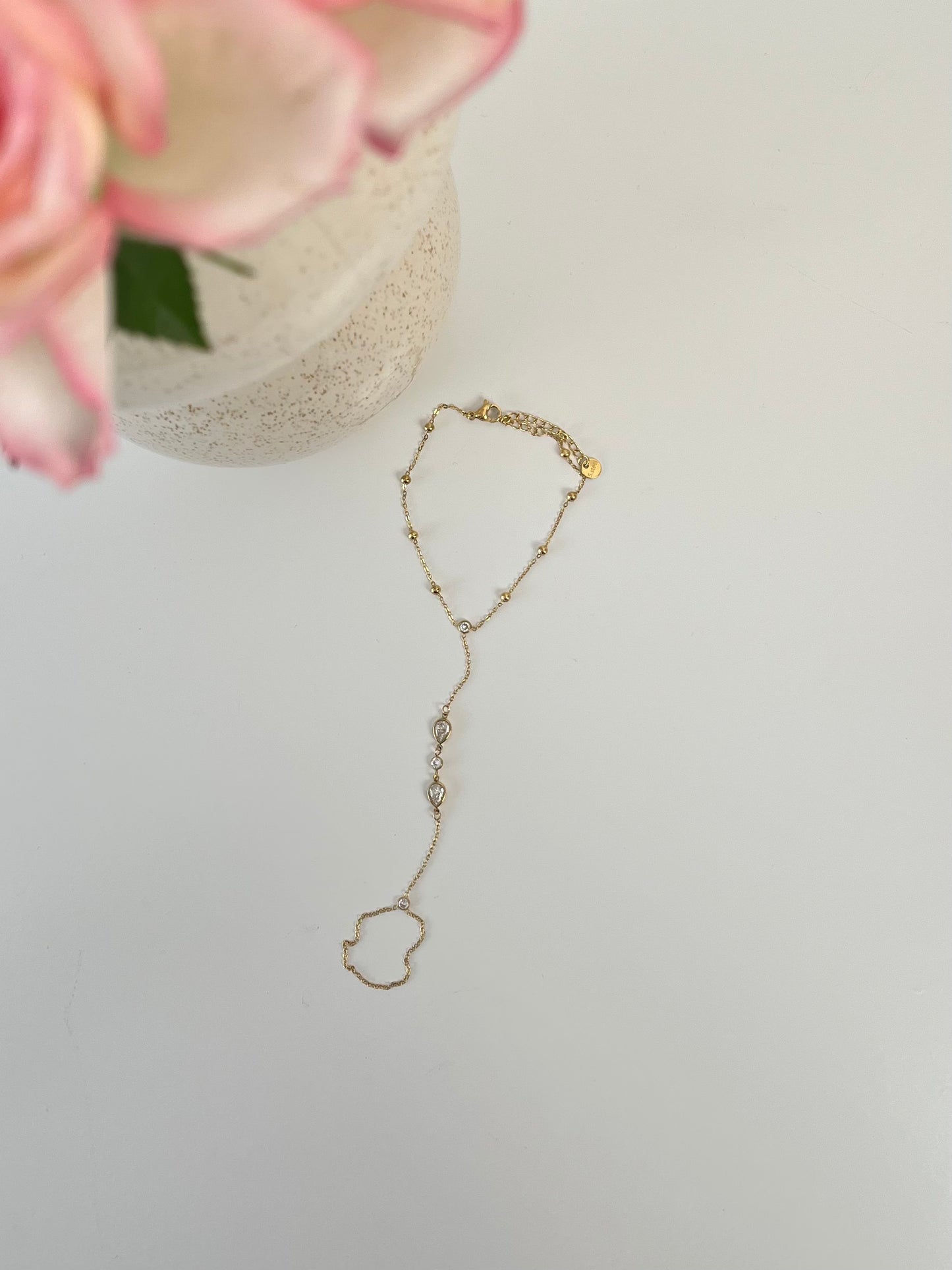 Hand chain met druppelvormige statement stenen