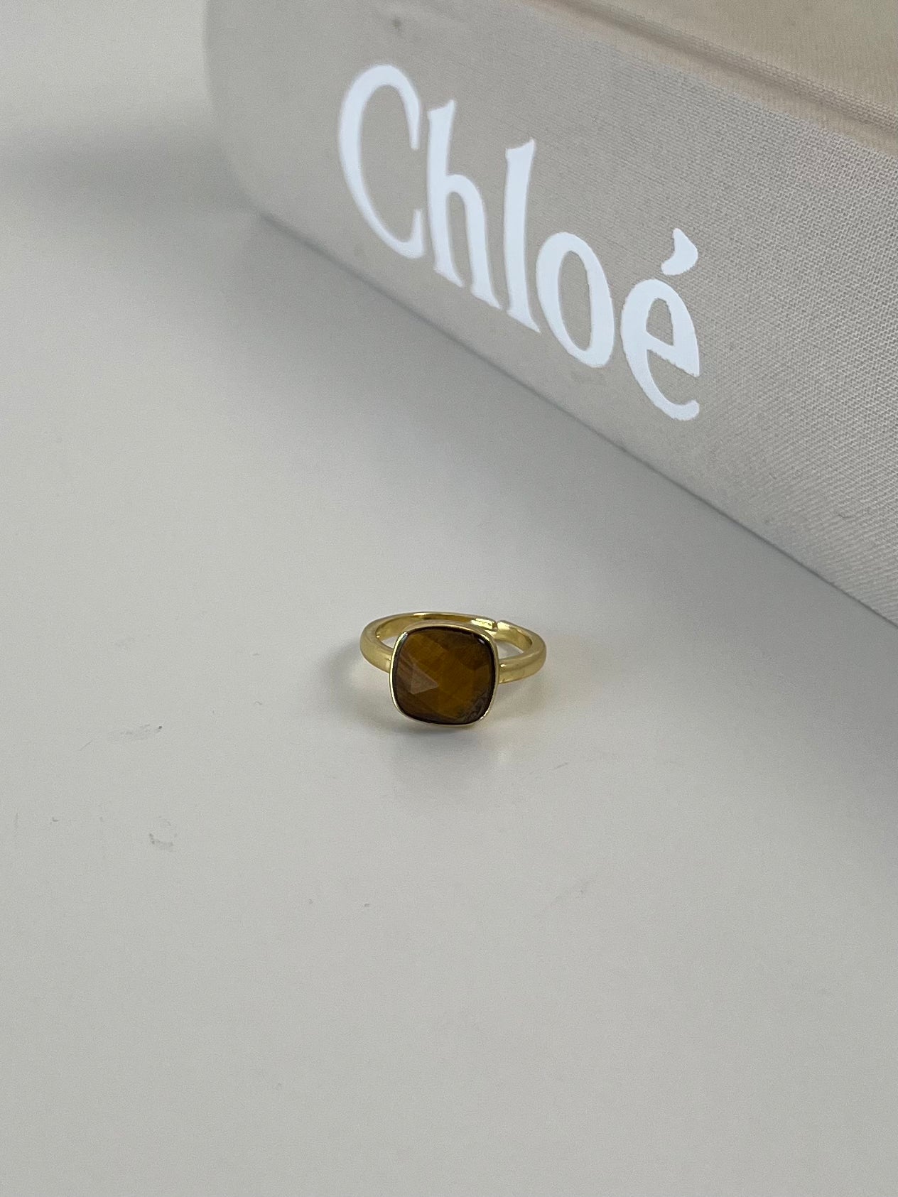 Ring met gekleurde steen