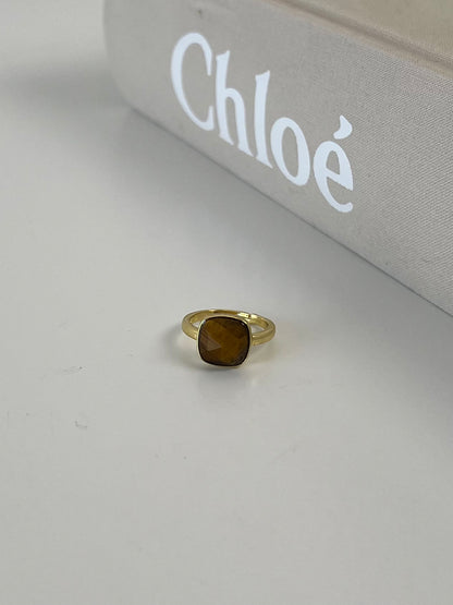 Ring met gekleurde steen