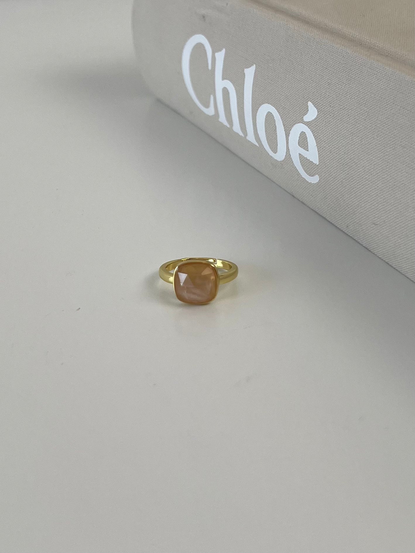 Ring met gekleurde steen