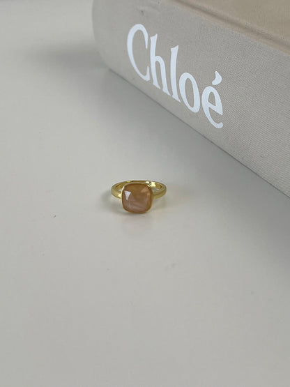 Ring met gekleurde steen