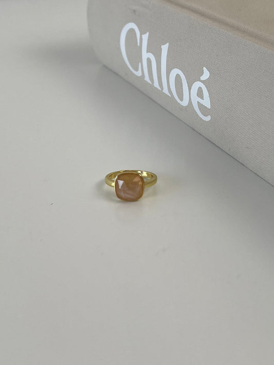Ring met gekleurde steen