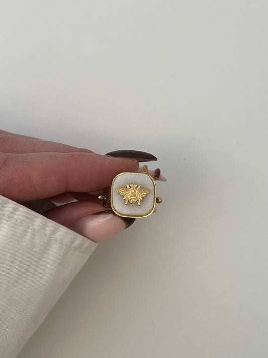 Ring steen met bij