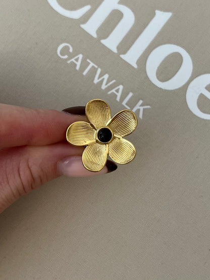 Ring bloem met steentje