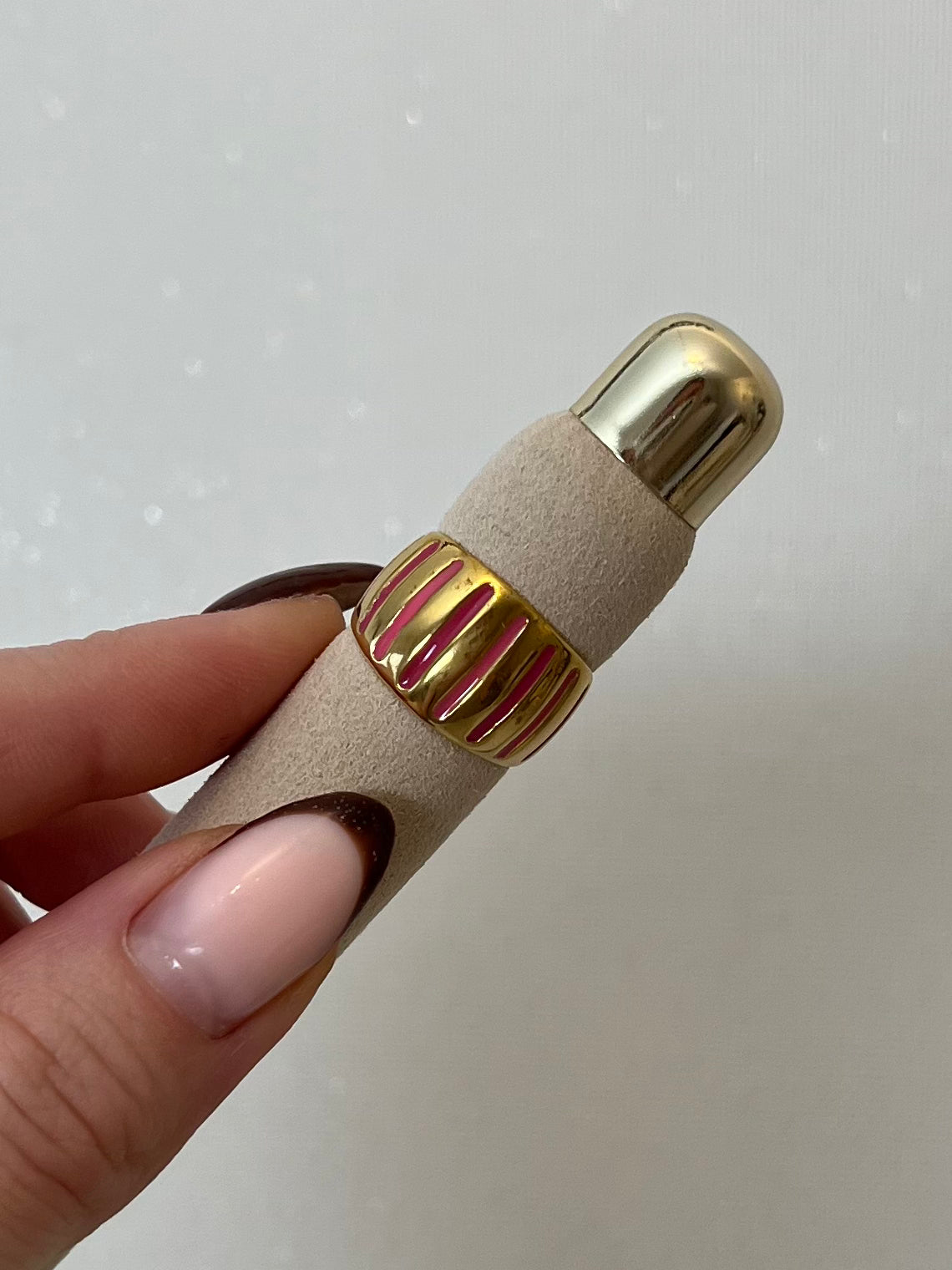 Ring met gekleurde streepjes