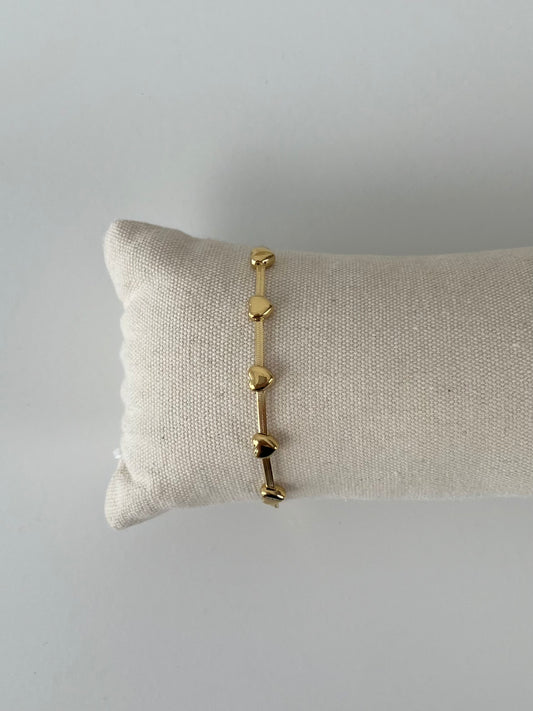 Armband plat met hartjes