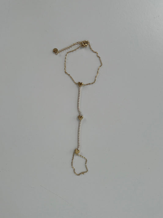 Hand chain met fijne hartjes en strass