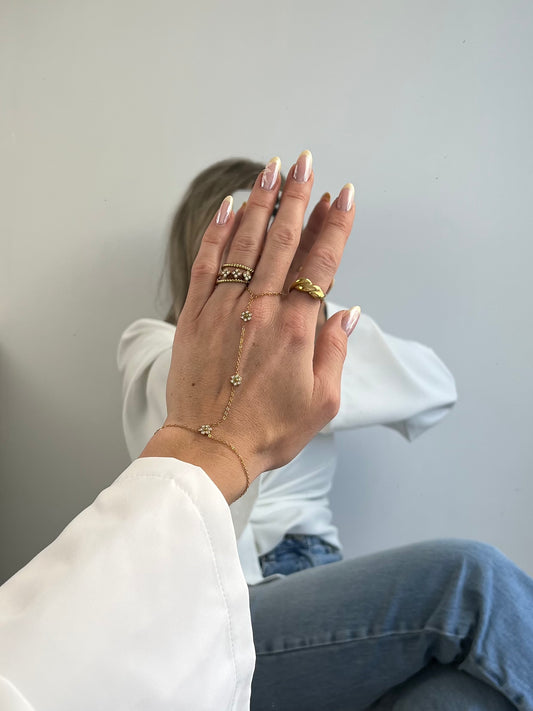 Hand chain met strass bloemetjes