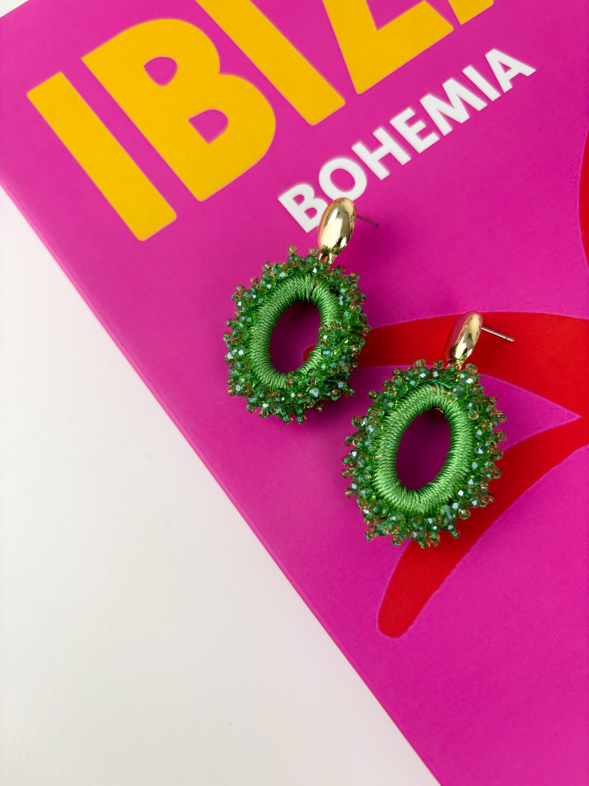 Oorbellen groene kraaltjes ovaal
