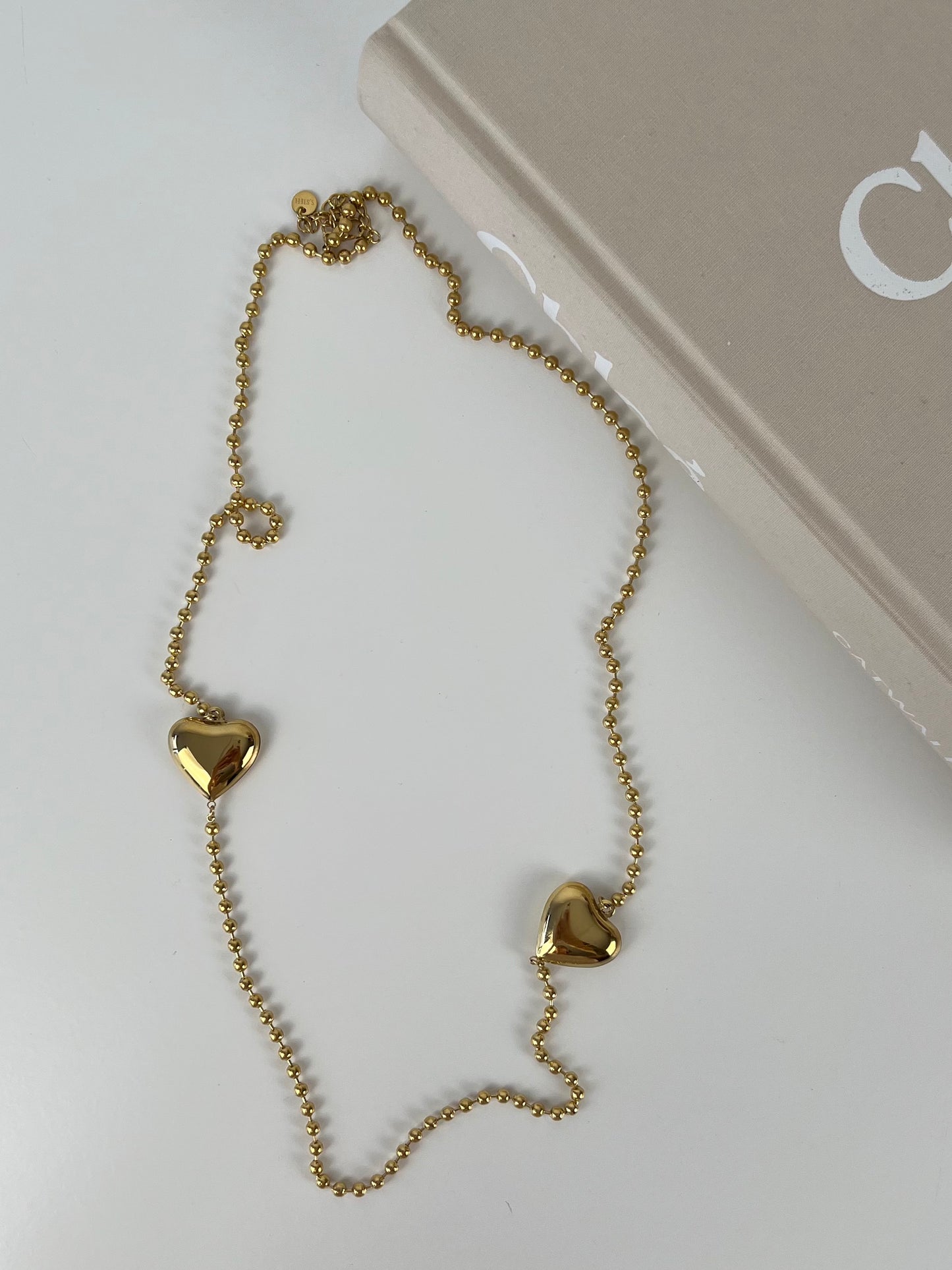 Lange ketting met balletjes en 2 hartjes