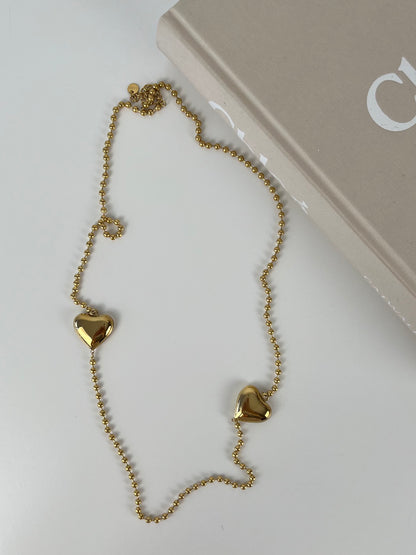 Lange ketting met balletjes en 2 hartjes