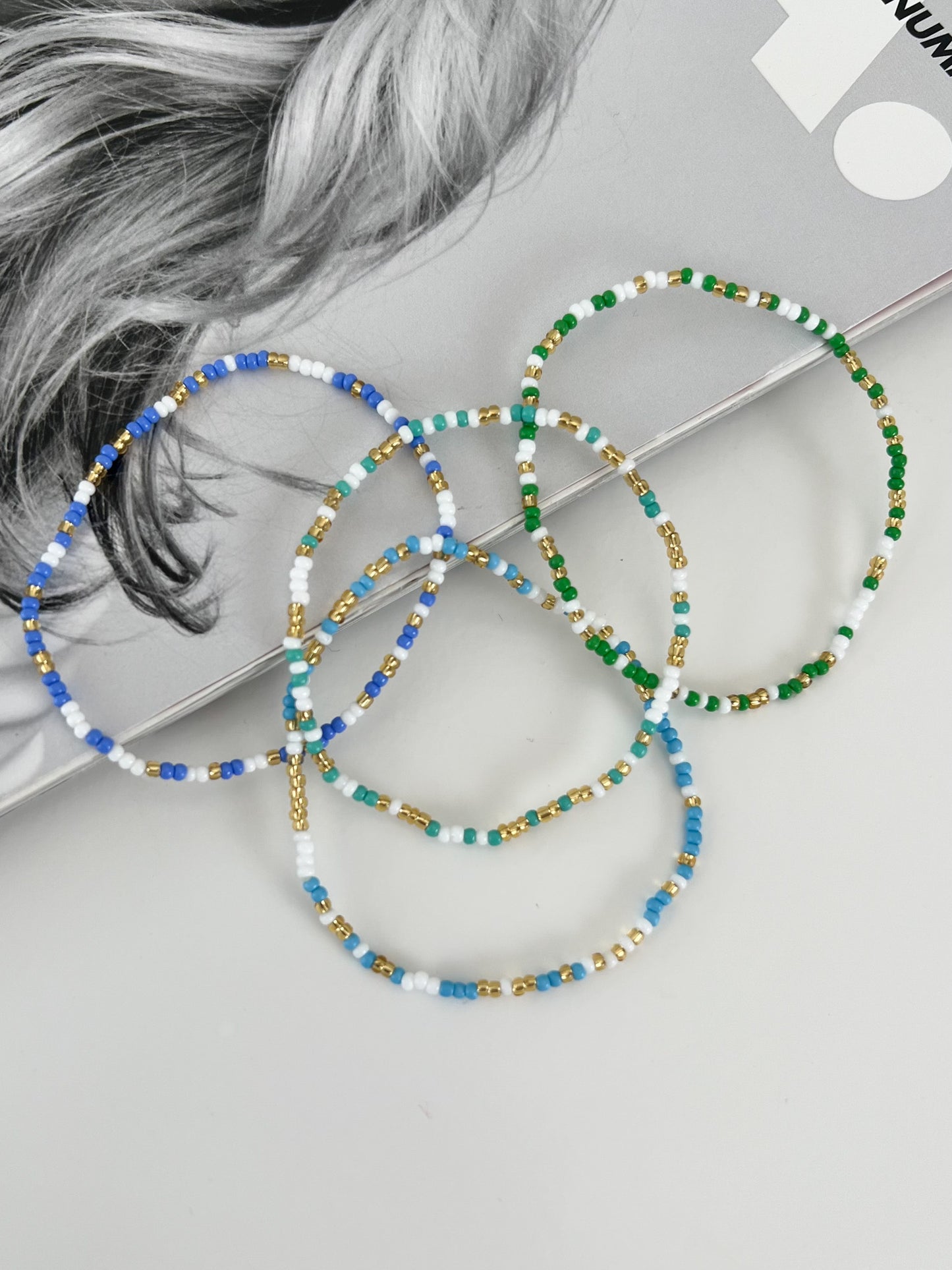 Elastisch armbandje met kleuren kraaltjes