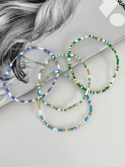 Elastisch armbandje met kleuren kraaltjes
