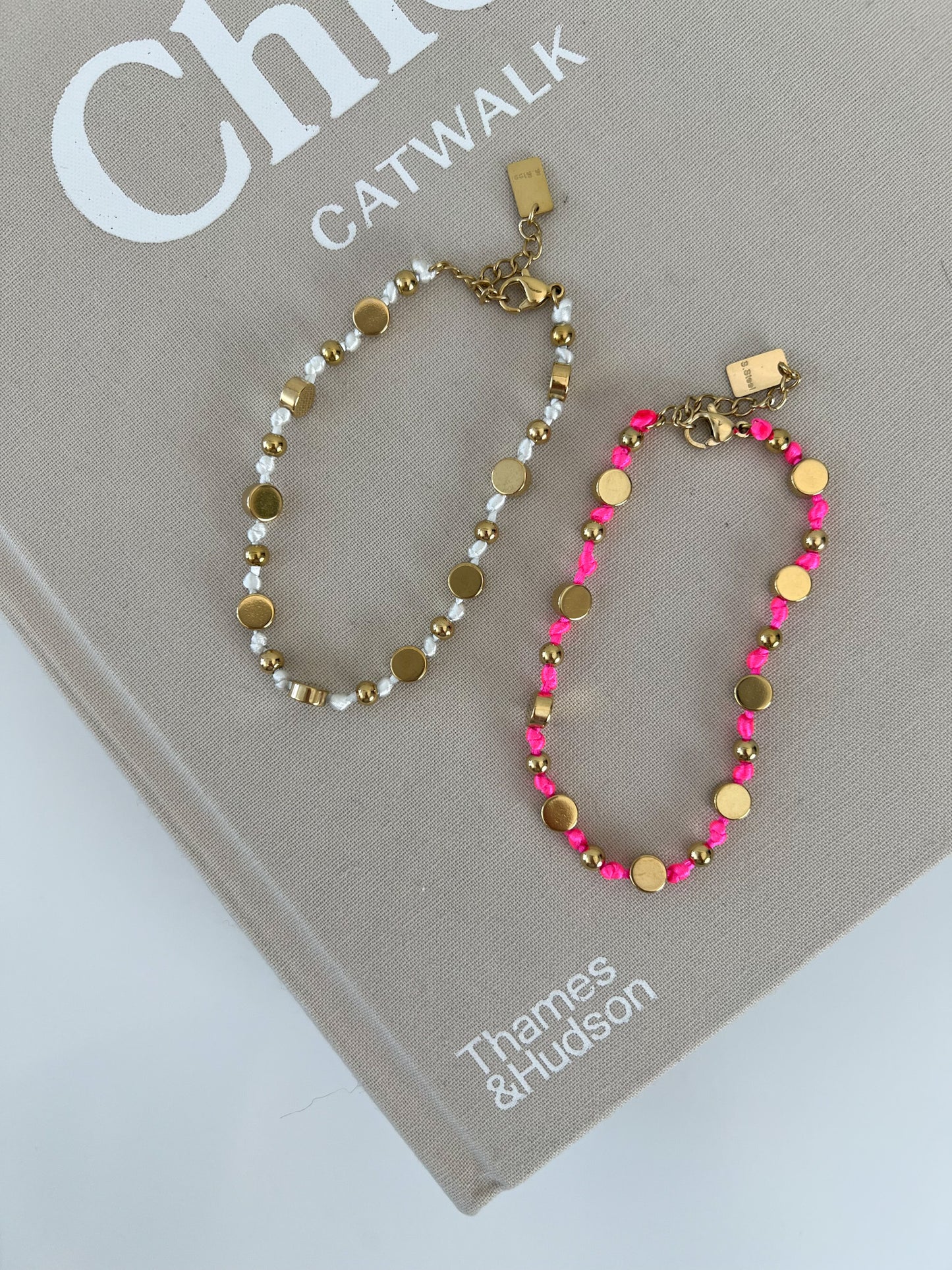 Armband gekleurde stof met balletjes