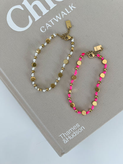 Armband gekleurde stof met balletjes